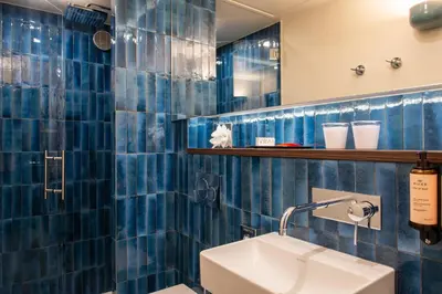 Salle de bains dans l'établissement Golden Tulip Opera de Noailles