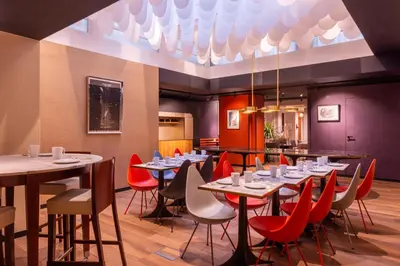 Restaurant ou autre lieu de restauration dans l'établissement Golden Tulip Opera de Noailles