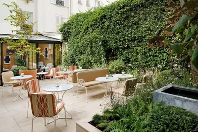 Jardin de l'établissement Le Belgrand Hotel Paris Champs Elysees, Tapestry By Hilton