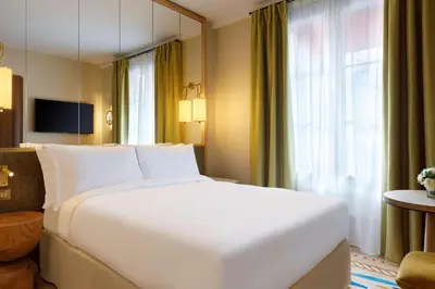 Télévision ou salle de divertissement dans l'établissement Le Belgrand Hotel Paris Champs Elysees, Tapestry By Hilton