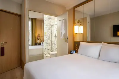 Un ou plusieurs lits dans un hébergement de l'établissement Le Belgrand Hotel Paris Champs Elysees, Tapestry By Hilton