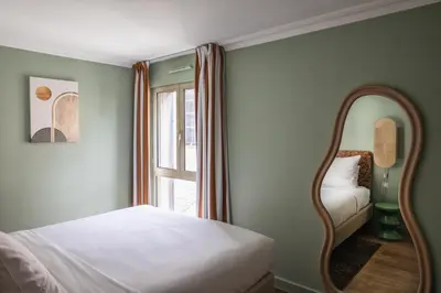 Un ou plusieurs lits dans un hébergement de l'établissement Royal Garden Champs-Élysées