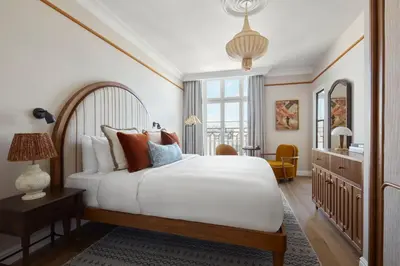 Un ou plusieurs lits dans un hébergement de l'établissement Miiro Le Grand Hôtel Cayré