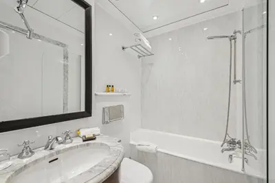 Salle de bains dans l'établissement Victoires Opera