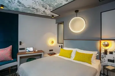 Un ou plusieurs lits dans un hébergement de l'établissement Hotel Louison