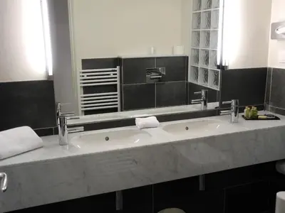 Salle de bains dans l'établissement Hôtel Marais Bastille