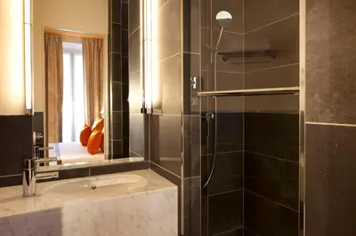 Salle de bains dans l'établissement Hôtel Marais Bastille