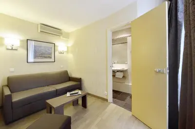 Coin salon dans l'établissement Hôtel Renoir Montparnasse