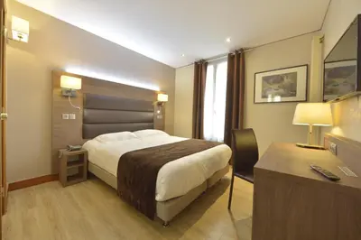 Un ou plusieurs lits dans un hébergement de l'établissement Hôtel Renoir Montparnasse