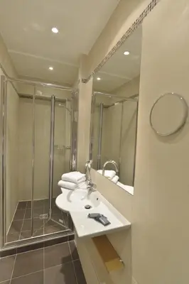 Salle de bains dans l'établissement Hôtel Renoir Montparnasse