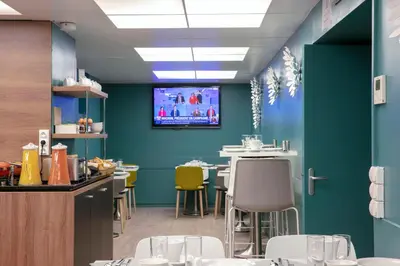 Télévision ou salle de divertissement dans l'établissement Montparnasse Alésia