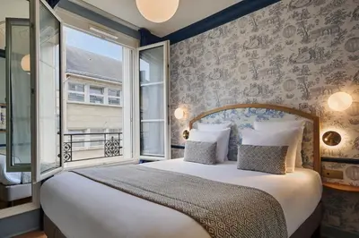 Un ou plusieurs lits dans un hébergement de l'établissement Hotel de Neuve by Happyculture