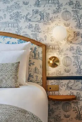 Un ou plusieurs lits dans un hébergement de l'établissement Hotel de Neuve by Happyculture