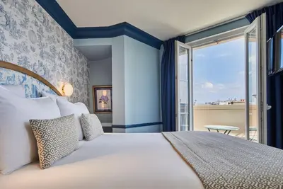 Un ou plusieurs lits dans un hébergement de l'établissement Hotel de Neuve by Happyculture