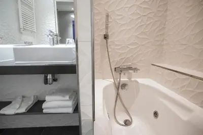 Salle de bains dans l'établissement Jardins de Montmartre