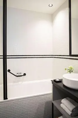 Salle de bains dans l'établissement Best Western Premier The Blake Paris Gare Saint Lazare