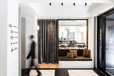 Coin salon dans l'établissement Best Western Premier The Blake Paris Gare Saint Lazare