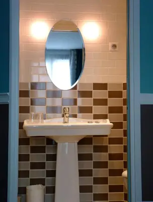 Salle de bains dans l'établissement Hôtel des 3 Poussins