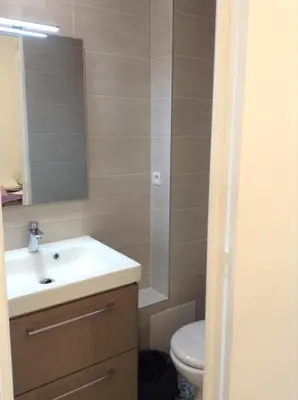 Salle de bains dans l'établissement Hôtel Richard