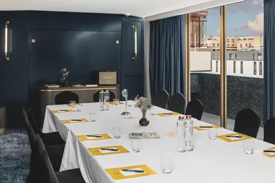 Restaurant ou autre lieu de restauration dans l'établissement PLEY Hotel