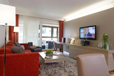 Télévision ou salle de divertissement dans l'établissement Résidence Alma Marceau