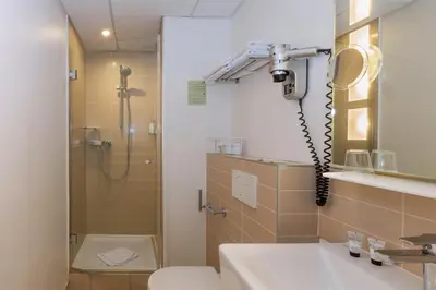 Salle de bains dans l'établissement Contact Hôtel Alizé Montmartre