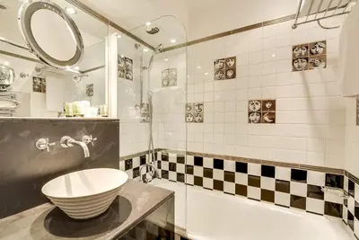 Salle de bains dans l'établissement Villa Lutèce Port Royal