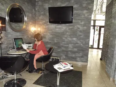 Télévision ou salle de divertissement dans l'établissement Grand Hotel Nouvel Opera