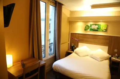 Un ou plusieurs lits dans un hébergement de l'établissement Grand Hotel Nouvel Opera