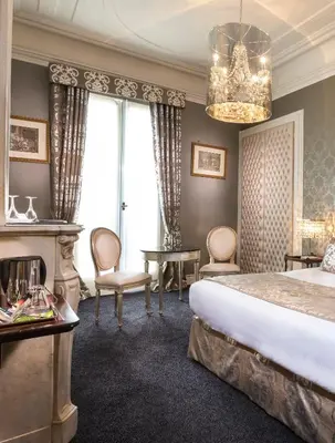 Un ou plusieurs lits dans un hébergement de l'établissement Hotel Claridge Paris