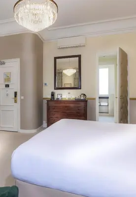 Un ou plusieurs lits dans un hébergement de l'établissement Hotel Claridge Paris