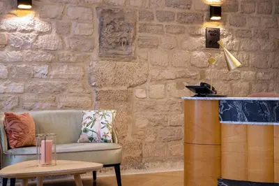 Coin salon dans l'établissement Hôtel des Arts Montmartre