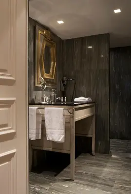 Salle de bains dans l'établissement Hôtel Chateaubriand