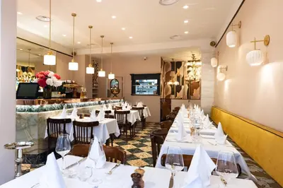 Restaurant ou autre lieu de restauration dans l'établissement Hôtel Chateaubriand