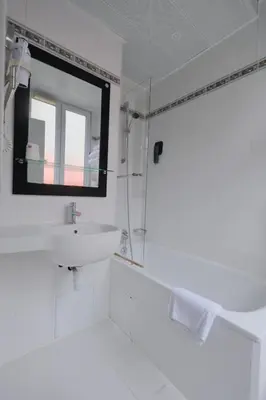Salle de bains dans l'établissement Hotel Lilas Gambetta