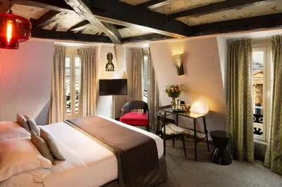 Un ou plusieurs lits dans un hébergement de l'établissement Hôtel Les Dames du Panthéon