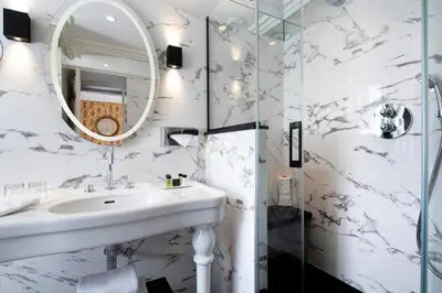 Salle de bains dans l'établissement Hôtel des Grands Hommes