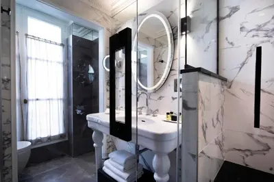 Salle de bains dans l'établissement Hôtel des Grands Hommes