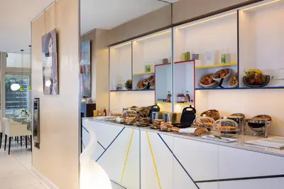 Cuisine ou kitchenette dans l'établissement Le 7 Eiffel Hotel by Malone