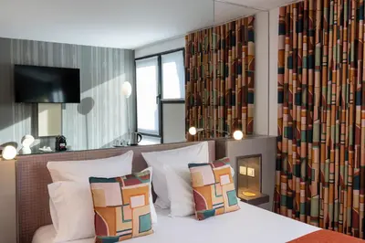Télévision ou salle de divertissement dans l'établissement Le 7 Eiffel Hotel by Malone