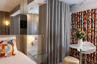 Un ou plusieurs lits dans un hébergement de l'établissement Le 7 Eiffel Hotel by Malone