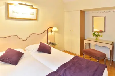 Un ou plusieurs lits dans un hébergement de l'établissement Hotel Suites Unic Renoir Saint-Germain