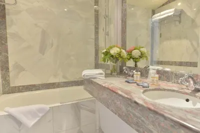 Salle de bains dans l'établissement Hotel Suites Unic Renoir Saint-Germain