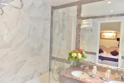 Salle de bains dans l'établissement Hotel Suites Unic Renoir Saint-Germain