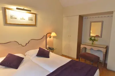 Un ou plusieurs lits dans un hébergement de l'établissement Hotel Suites Unic Renoir Saint-Germain
