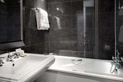 Salle de bains dans l'établissement Le Senat