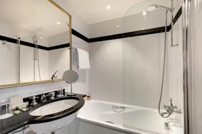 Salle de bains dans l'établissement Le Senat
