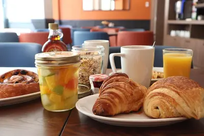 Options de petit-déjeuner proposées aux clients de l'établissement Timhotel Le Louvre