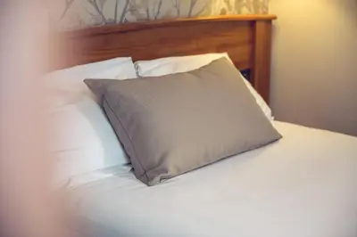 Un ou plusieurs lits dans un hébergement de l'établissement Timhotel Le Louvre