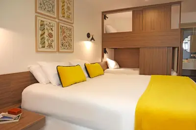 Un ou plusieurs lits dans un hébergement de l'établissement Timhotel Le Louvre